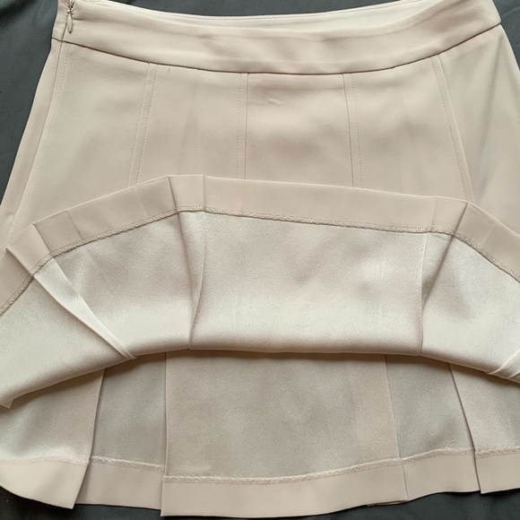 Aritzia Light Beige Pleated Mini Skirt Size 10 - Picture 3 of 7